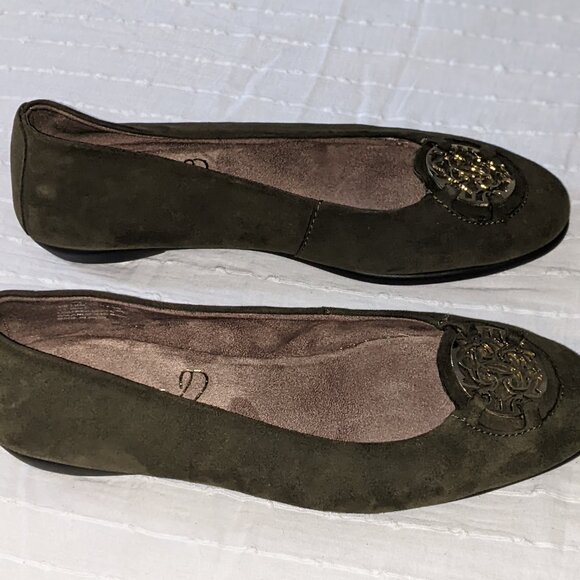 Aerosoles StichNTurn. Worn once, like new olive suede flat with gold emblem - Picture 7 of 10